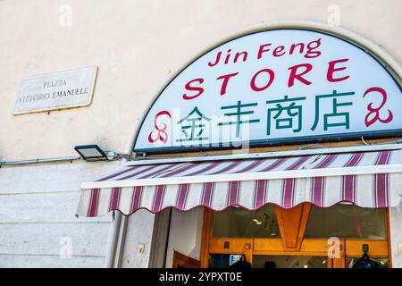 Civitavecchia Italien, Piazza Vittorio Emanuele Platz, Jin Feng Geschäft, Einzelhandel, chinesische Waren, Haushaltsartikel, kleines Geschäftsschild, gestreifte Markise, storef Stockfoto