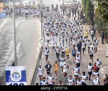 Patna, Indien. Dezember 2024. PATNA, INDIEN - 1. DEZEMBER: Teilnehmer laufen am Patna Marathon Run für Nasha Mukt Bihar am 1. Dezember 2024 in Patna, Indien. (Foto: Santosh Kumar/Hindustan Times/SIPA USA) Credit: SIPA USA/Alamy Live News Stockfoto