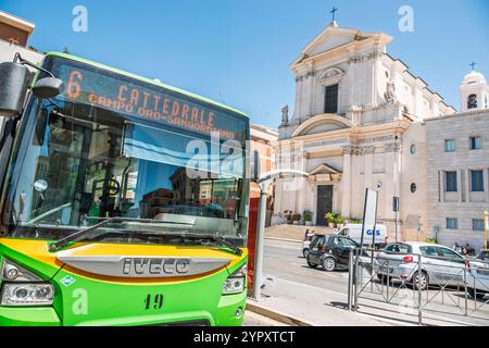 Civitavecchia Italien, Piazza Vittorio Emanuele II, Via XVI Settembre Straße, Iveco Bus Linie 6 Servizi Pubblici Cattedrale Campo Oro-San Gordiano, Ou Stockfoto