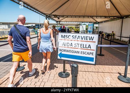Civitavecchia Italien, Norwegian Cruise Line NCL Fluchtschiff 10-tägige Reiseroute, Hafen von Rom, Tyrrhenische Mittelmeer, Passagiere zurück, Mann Frau Co Stockfoto