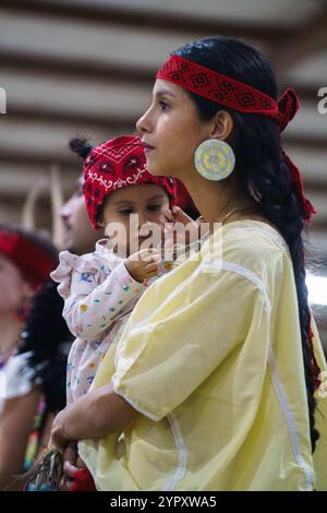 Austin, Texas, USA. November 2024. Austin, Texas. November 2024. Austin Pow Wow begrüßt indianische Ureinwohner aus allen Nationen, einige nahmen an Tänzen in farbenfroher traditioneller Kleidung Teil. (Kreditbild: © Sandra Dahdah/ZUMA Press Wire) NUR REDAKTIONELLE VERWENDUNG! Nicht für kommerzielle ZWECKE! Stockfoto