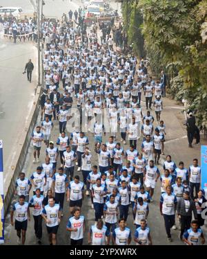 Patna, Indien. Dezember 2024. PATNA, INDIEN - 1. DEZEMBER: Teilnehmer laufen am Patna Marathon Run für Nasha Mukt Bihar am 1. Dezember 2024 in Patna, Indien. (Foto: Santosh Kumar/Hindustan Times/SIPA USA) Credit: SIPA USA/Alamy Live News Stockfoto