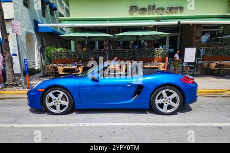 Miami Beach, Florida USA - 8. Juni 2024: 2018 Porsche 718 Boxter blau am miami Beach. Luxusauto Porshche am Ocean Drive Miami Beach. Seitenansicht Stockfoto