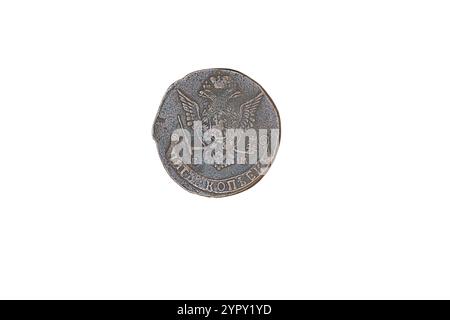 Alte Münzbeobachtung isoliert auf weiß. Altes Metallgeld. Fünf Kopeksenmünzen des russischen Reiches. Stockfoto