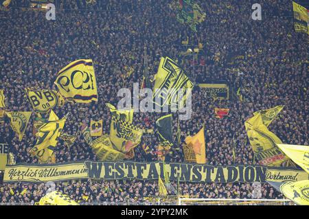 Dortmund, Deutschland. November 2024 30. 1. Bundesliga - Borussia Dortmund - FC Bayern München am 30.11.2024 im Signal Iduna Park in Dortmund die Borussia Dortmund Fans auf der Südtribüne/Suedtribuene mit einem Banner/Transparent herzlich Willkommen im Westfalenstadion Dortmund und schwenken Fahnen Foto: Osnapix DFL Vorschriften verbieten jede Verwendung von Fotografien als Bildsequenzen und/oder Quasi-Video Credit: dpa/Alamy Live News Stockfoto