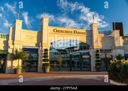 Louisville, KY - 3. Oktober 2024: Churchill Downs ist ein Pferderennkomplex in Louisville, Kentucky, der für die jährliche Austragung des Kentucky der bekannt ist Stockfoto