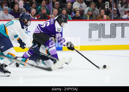 19. November 2024: Minnesota Frost-Verteidiger Sophie Jaques (16) kontrolliert den Puck während eines PWHL-Hockeyspiels zwischen den New York Sirens und den Minnesota Frost im Xcel Energy Center in St. Paul, Minnesota. Steven Garcia-CSM Stockfoto