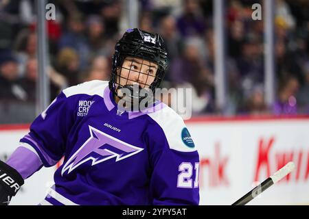 19. November 2024: Minnesota Frost Stürmer Liz Schepers (21) blickt auf ein PWHL-Hockeyspiel zwischen den New York Sirens und den Minnesota Frost im Xcel Energy Center in St. Paul, Minnesota. Steven Garcia-CSM Stockfoto