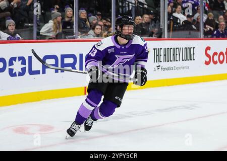 19. November 2024: Minnesota Frost Stürmer Grace Zumwinkle (13) während eines PWHL Hockeyspiels zwischen den New York Sirens und den Minnesota Frost im Xcel Energy Center in St. Paul, Minnesota. Steven Garcia-CSM Stockfoto