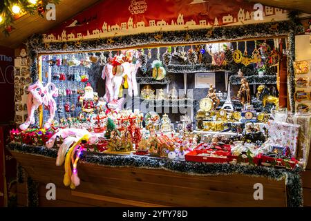 Weihnachtsschmuck und Souvenirs zum Verkauf an einem Kiosk auf dem Weihnachtsmarkt in Sibiu, Rumänien Stockfoto