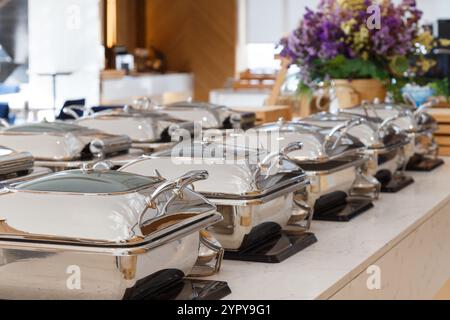 Heizbleche in der Buffetlinie bereit für die Wartung. Frühstück und Mittagessen Buffet Catering Bankett im Hotel. Stockfoto