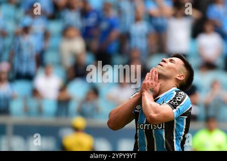 Porto Alegre, Brasilien. Dezember 2024. PORTO ALEGRE, BRASILIEN, 01. DEZEMBER: Alexander Aravena von Gremio reagiert während des Spiels zwischen Gremio und Sao Paulo als Teil der Brasileirao 2024 in der Arena do Gremio am 1. Dezember 2024 in Porto Alegre, Brasilien. (Ricardo Rimoli/SPP) Credit: SPP Sport Press Photo. /Alamy Live News Stockfoto