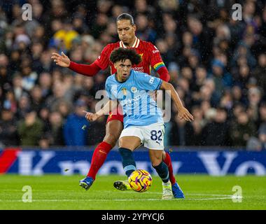 Liverpool, Großbritannien, am 1. Dezember 2024. (241202) -- LIVERPOOL, 2. Dezember 2024 (Xinhua) -- Liverpool Virgil van Dijk (Top) fordert Manchester Citys Rico Lewis während des englischen Premier League-Spiels zwischen Liverpool und Manchester City am 1. Dezember 2024 in Liverpool, Großbritannien. Credit: Xi Credit: Xinhua/Alamy Live News Stockfoto