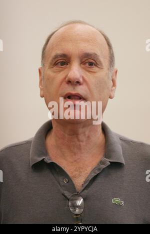 Marshall Brickman ist gestorben. Marshall Brickman nimmt am 8. September 2005 in den New 42nd Street Studios in New York City an einer Probe des neuen Broadway-Musicals Jersey Boys Teil, basierend auf der Geschichte von Frankie Valli und den Four Seasons. Foto: Henry McGee/MediaPunch Stockfoto