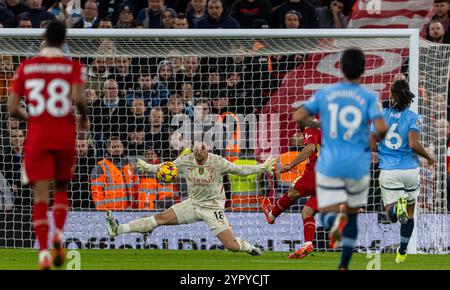 Liverpool, Großbritannien, am 1. Dezember 2024. (241202) -- LIVERPOOL, 2. Dezember 2024 (Xinhua) -- Manchester Citys Torhüter Stefan Ortega (unterster) versucht, den Ball während des englischen Premier League-Spiels zwischen Liverpool und Manchester City am 1. Dezember 2024 in Liverpool zu retten. Credit: X Credit: Xinhua/Alamy Live News Stockfoto