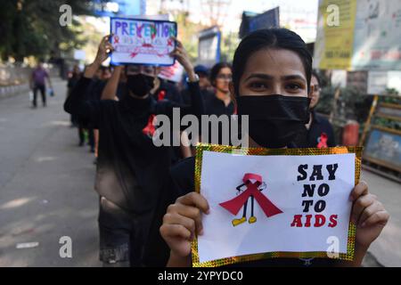 Guwahati. Dezember 2024. Die Schüler halten Plakate bei einer Sensibilisierungskundgebung anlässlich des Welt-AIDS-Tages in Guwahati im nordöstlichen indischen Bundesstaat Assam, 1. Dezember 2024. Quelle: Str/Xinhua/Alamy Live News Stockfoto