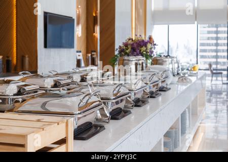 Heizbleche in der Buffetlinie bereit für die Wartung. Frühstück und Mittagessen Buffet Catering Bankett im Hotel. Stockfoto