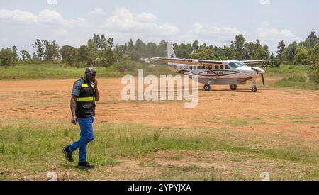 Regional Air Cessna 208B Grand Caravan landet auf einer Landebahn in Ostafrika Stockfoto