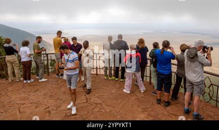 Touristen an einem Aussichtspunkt am Rand des Ngorongoro-Kraters, Tansania, Ostafrika Stockfoto