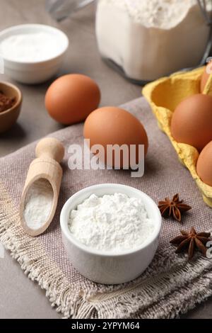Backpulver und andere Produkte auf grauem Tisch Stockfoto