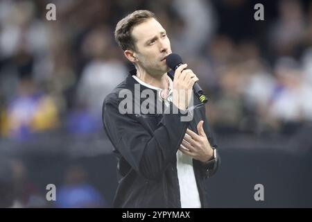 New Orleans, Usa. Dezember 2024. Ray Boudreaux singt die Nationalhymne während der ersten Hälfte eines National Football League-Wettbewerbs im Caesars Superdome am Sonntag, den 1. Dezember 2024 in New Orleans, Louisiana. (Foto: Peter G. Forest/SIPA USA) Credit: SIPA USA/Alamy Live News Stockfoto