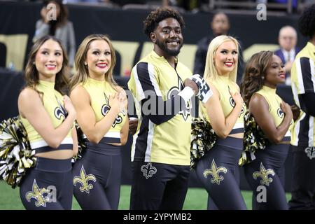 New Orleans, Usa. Dezember 2024. Die New Orleans Saints Cheerleader spielen die Nationalhymne während der ersten Hälfte eines National Football League-Wettbewerbs im Caesars Superdome am Sonntag, den 1. Dezember 2024 in New Orleans, Louisiana. (Foto: Peter G. Forest/SIPA USA) Credit: SIPA USA/Alamy Live News Stockfoto