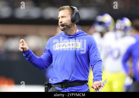 New Orleans, Usa. Dezember 2024. Sean McVay, Cheftrainer der Los Angeles Rams, gibt am Sonntag, den 1. Dezember 2024 in New Orleans, Louisiana, ein Spiel während der zweiten Hälfte eines National Football League-Wettbewerbs im Caesars Superdome aus. (Foto: Peter G. Forest/SIPA USA) Credit: SIPA USA/Alamy Live News Stockfoto