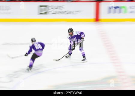 19. November 2024: Taylor Heise (27) steuert das Puckduring eines PWHL-Hockeyspiels zwischen den New York Sirens und den Minnesota Frost im Xcel Energy Center in St. Paul, Minnesota. Steven Garcia-CSM Stockfoto