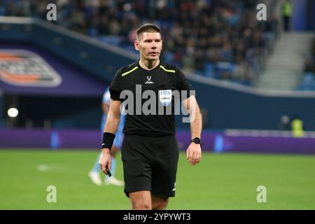 Sankt Petersburg, Russland. Dezember 2024. Evgeny Kukuljak, Schiedsrichter, der während des Fußballspiels der russischen Premier League zwischen Zenit Sankt Petersburg und Krylya Sovetov Samara in der Gazprom Arena im Einsatz war. Endpunktzahl Zenit 2:3 Krylya Sovetov. Quelle: SOPA Images Limited/Alamy Live News Stockfoto