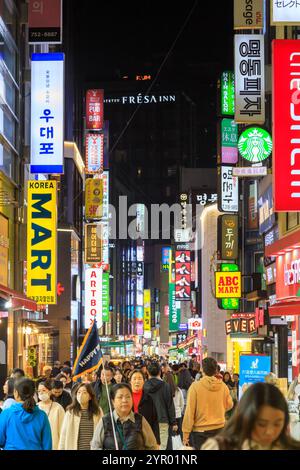 Seoul, Südkorea - 26. Oktober 2024: Straßenszene des belebten und lebhaften Einkaufsviertels Myeong-Dong bei Nacht mit beleuchteten Schildern, Locate Stockfoto