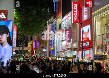 Seoul, Südkorea - 26. Oktober 2024: Straßenszene des belebten und lebhaften Einkaufsviertels Myeong-Dong bei Nacht mit beleuchteten Schildern, Locate Stockfoto