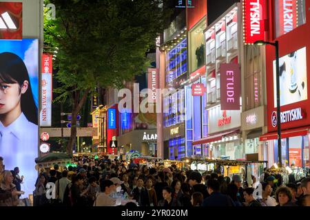 Seoul, Südkorea - 26. Oktober 2024: Straßenszene des belebten und lebhaften Einkaufsviertels Myeong-Dong bei Nacht mit beleuchteten Schildern, Locate Stockfoto