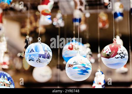 Weihnachtsbaumkugeln hängen am weihnachtsmarkt, festliche Dekoration Stockfoto