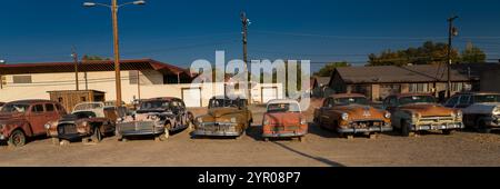 OKT. 2020, DELTA, COLORADO - verrostete Autos auf einem Autohof Delta, Colorado Stockfoto