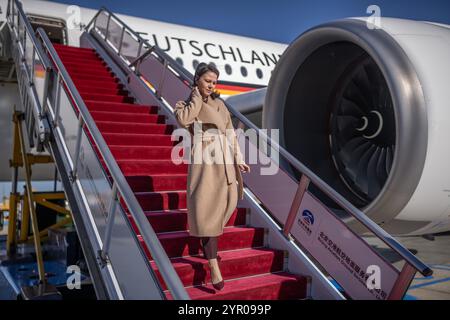 Peking, China. Dezember 2024. Die Außenministerin Annalena Baerbock (Alliance90/die Grünen) kommt am Flughafen in Peking an. Im Mittelpunkt von Baerbocks politischen Gesprächen mit ihrem chinesischen Kollegen Wang in Peking stehen der russische Aggressionskrieg in der Ukraine und wahrscheinlich die Debatte über zusätzliche EU-Zölle auf chinesische E-Autos. Quelle: Michael Kappeler/dpa/Alamy Live News Stockfoto