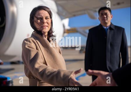 Peking, China. Dezember 2024. Die Außenministerin Annalena Baerbock (Alliance90/die Grünen) kommt am Flughafen in Peking an. Im Mittelpunkt von Baerbocks politischen Gesprächen mit ihrem chinesischen Kollegen Wang in Peking stehen der russische Aggressionskrieg in der Ukraine und wahrscheinlich die Debatte über zusätzliche EU-Zölle auf chinesische E-Autos. Quelle: Michael Kappeler/dpa/Alamy Live News Stockfoto