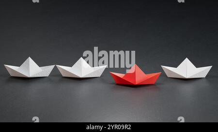 Roter Vogel schwimmt zwischen weißem Vogel Papierkran. 3D Illustration Vogelpapier Handwerk für Hiroshima Gedenktag Minimal Style Konzept.3D Rendering auf b Stockfoto