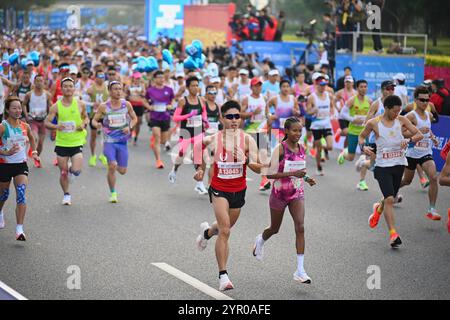Shenzhen, China. 1. Dezember 2024. Der Shenzhen Marathon beginnt am 1. Dezember 2024 auf dem Platz des Shenzhen Civil Center in der südchinesischen Provinz Guangdong. Rund 20.000 Läufer nahmen an der Veranstaltung Teil. Quelle: Chen Wen/China News Service/Alamy Live News Stockfoto