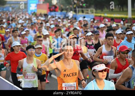 Shenzhen, China. 1. Dezember 2024. Der Shenzhen Marathon beginnt am 1. Dezember 2024 auf dem Platz des Shenzhen Civil Center in der südchinesischen Provinz Guangdong. Rund 20.000 Läufer nahmen an der Veranstaltung Teil. Quelle: Chen Wen/China News Service/Alamy Live News Stockfoto