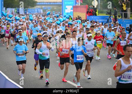 Shenzhen, China. 1. Dezember 2024. Der Shenzhen Marathon beginnt am 1. Dezember 2024 auf dem Platz des Shenzhen Civil Center in der südchinesischen Provinz Guangdong. Rund 20.000 Läufer nahmen an der Veranstaltung Teil. Quelle: Chen Wen/China News Service/Alamy Live News Stockfoto