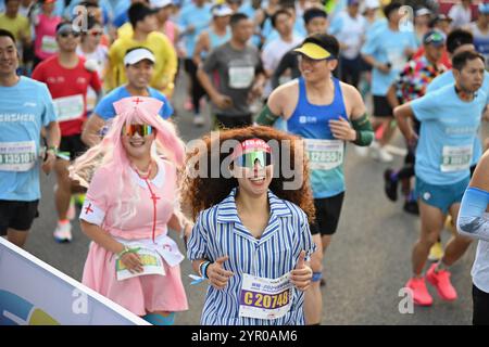 Shenzhen, China. 1. Dezember 2024. Der Shenzhen Marathon beginnt am 1. Dezember 2024 auf dem Platz des Shenzhen Civil Center in der südchinesischen Provinz Guangdong. Rund 20.000 Läufer nahmen an der Veranstaltung Teil. Quelle: Chen Wen/China News Service/Alamy Live News Stockfoto