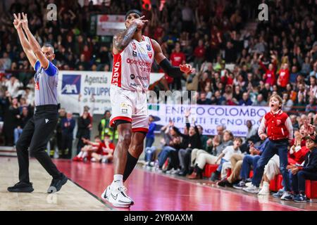 Varese, Italien. Dezember 2024. Justin Gray #5 von Pallacanestro Varese OpenJobMetis feiert während des LBA Lega Basket 2024/25 Ein reguläres Saisonspiel zwischen Pallacanestro Varese OpenJobMetis und Umana Reyer Venezia in der Itelyum Arena. Endergebnis; Pallacanestro Varese OpenJobMetis 77:86 Umana Reyer Venezia (Foto: Fabrizio Carabelli/SOPA Images/SIPA USA) Credit: SIPA USA/Alamy Live News Stockfoto