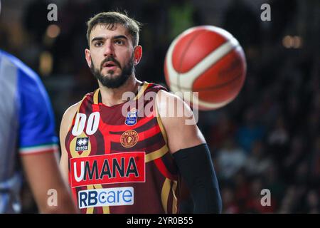 Varese, Italien. Dezember 2024. Amedeo Tessitori #00 von Umana Reyer Venezia blickt während des LBA Lega Basket 2024/25 in der Itelyum Arena auf, Einem regulären Saisonspiel zwischen Pallacanestro Varese OpenJobMetis und Umana Reyer Venezia. Endergebnis; Pallacanestro Varese OpenJobMetis 77:86 Umana Reyer Venezia (Foto: Fabrizio Carabelli/SOPA Images/SIPA USA) Credit: SIPA USA/Alamy Live News Stockfoto