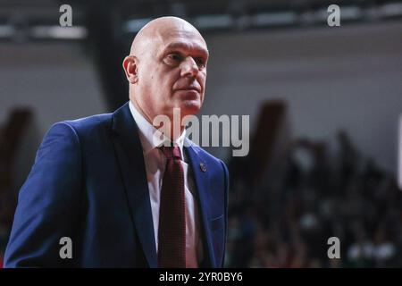 Varese, Italien. Dezember 2024. Neven Spahija Head Coach von Umana Reyer Venezia blickt während des LBA Lega Basket 2024/25 auf, Einem regulären Saisonspiel zwischen Pallacanestro Varese OpenJobMetis und Umana Reyer Venezia in der Itelyum Arena. Endpunktzahl; Pallacanestro Varese OpenJobMetis 77:86 Umana Reyer Venezia Credit: SOPA Images Limited/Alamy Live News Stockfoto