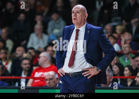 Varese, Italien. Dezember 2024. Neven Spahija Head Coach von Umana Reyer Venezia blickt während des LBA Lega Basket 2024/25 auf, Einem regulären Saisonspiel zwischen Pallacanestro Varese OpenJobMetis und Umana Reyer Venezia in der Itelyum Arena. Endpunktzahl; Pallacanestro Varese OpenJobMetis 77:86 Umana Reyer Venezia Credit: SOPA Images Limited/Alamy Live News Stockfoto