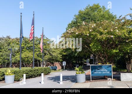 WILLIAMSBURG, VIRGINIA - 25. AUGUST 2024: Der Weg zum Besucherzentrum in Colonial Williamsburg, der ehemaligen Hauptstadt von Virginia. Stockfoto