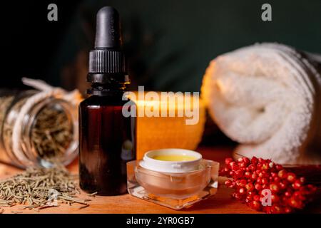 Blumenextrakte und Öle auf einem Holztisch. Kosmetische Medizin-Konzept. Stockfoto