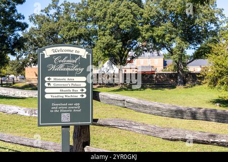 WILLIAMSBURG, VIRGINIA - 25. AUGUST 2024: Richtungsschild entlang des Weges zum historischen Viertel Colonial Williamsburg. Stockfoto