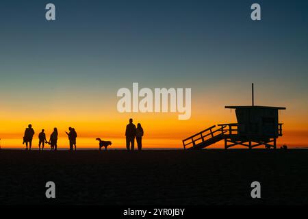 Los Angeles, Usa. Dezember 2024. Die Leute beobachten den Sonnenuntergang am Venice Beach in Los Angeles. (Foto: Ringo Chiu/SOPA Images/SIPA USA) Credit: SIPA USA/Alamy Live News Stockfoto