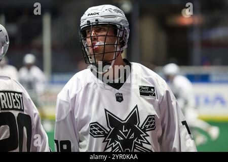 Rochester, New York, USA. November 2024 30. Adam Poitras (19), der in der Wüste von Las Vegas steht, sieht in Aufwärmrunden vor einem Spiel gegen die Rochester Knighthawks an. Die Rochester Knighthawks veranstalteten die Las Vegas Desert Dogs in einem Spiel der National Lacrosse League in der Blue Cross Arena in Rochester, New York. (Jonathan Tenca/CSM). Quelle: csm/Alamy Live News Stockfoto